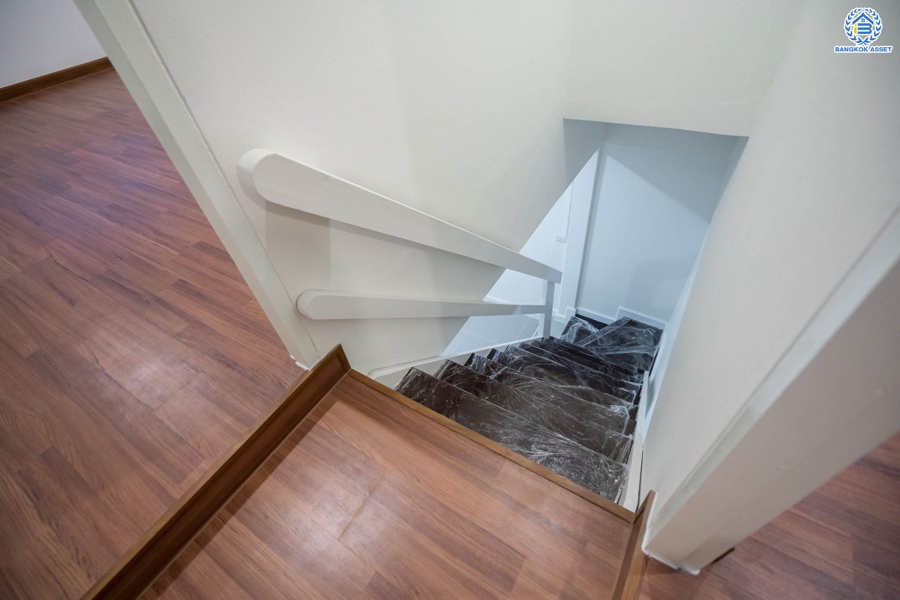 บ้านมือสองตกแต่งใหม่ โครงการ ลานทอง ติวานนท์-ปากเกร็ด เนื้อที่ 40 ตร.ว. ฟังก์ชัน 3 ห้องนอน 2 ห้องน้ำ จอดรถได้ 2คัน บนทำเลทองเดินทางสะดวกติด ถ.ติวานนท์ ใกล้ห้าแยกปากเกร็ด เมืองทองธานี, เซ็นทรัลแจ้งวัฒนะ รถไฟฟ้าสายสีชมพู "สถานีปากเกร็ด" และจุดขึ้นทางด่วน "แจ้งวัฒนะ"